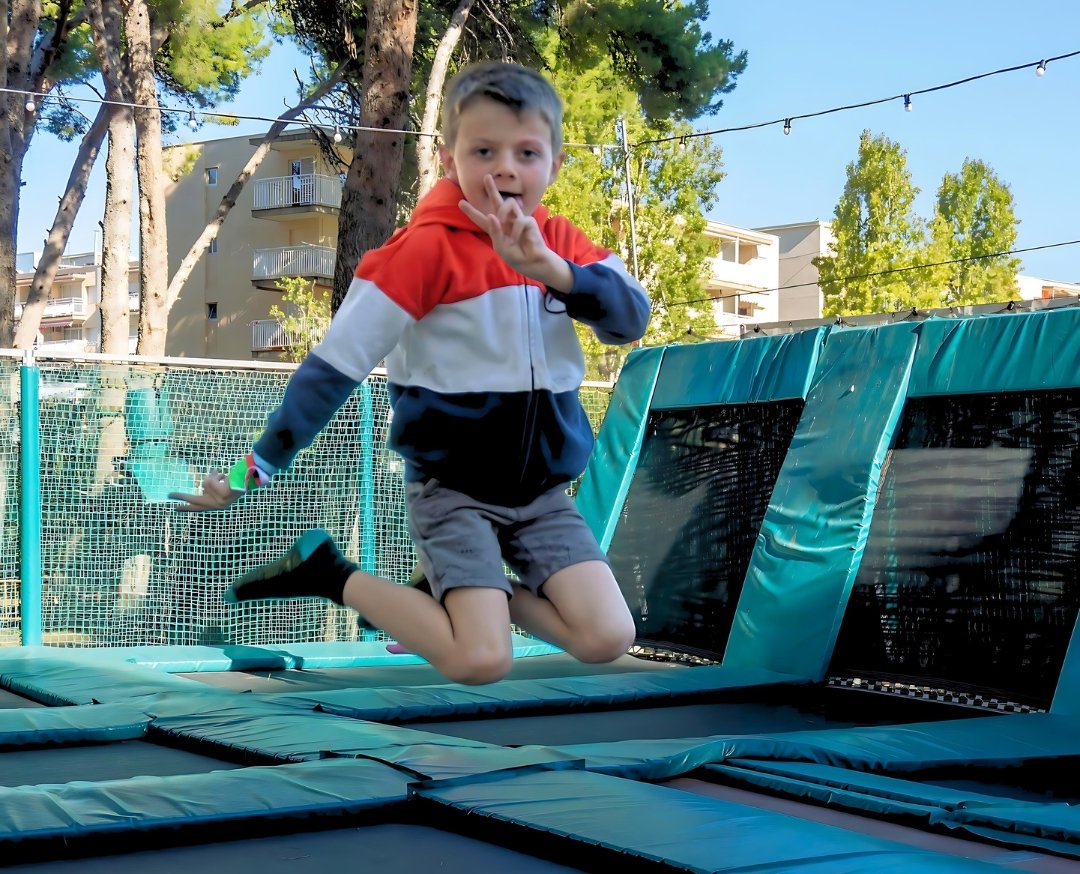 enfants sautant sur les trampolines à Bosc Aventura Salou