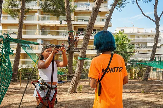 Moniteur expliquant l utilisation du harnais aux tyroliennes de Salou