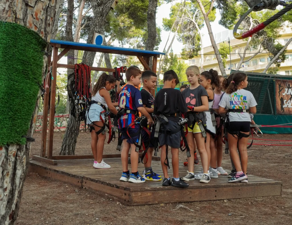 Grup d'escolars al parc d'aventura Bosc Aventura Salou