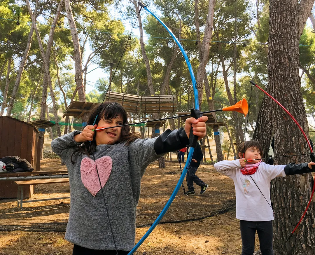 nena practicant tir amb arc a Bosc Aventura Salou