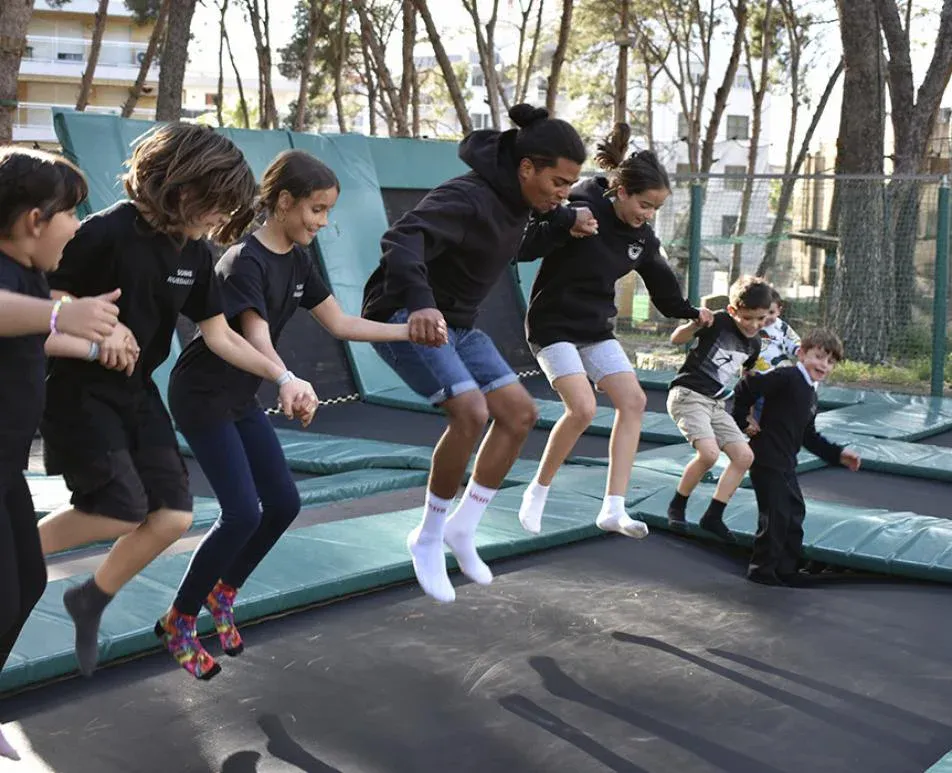 groupe d'enfants sautant sur les trampolines