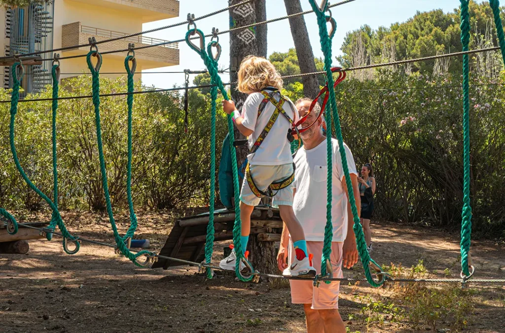 Circuit verd de tirolines per a nens a Bosc Aventura Salou