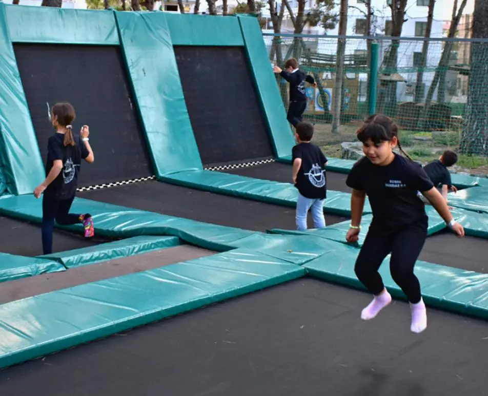 Niños saltando en camas elásticas durante un cumpleaños en Bosc Aventura Salou