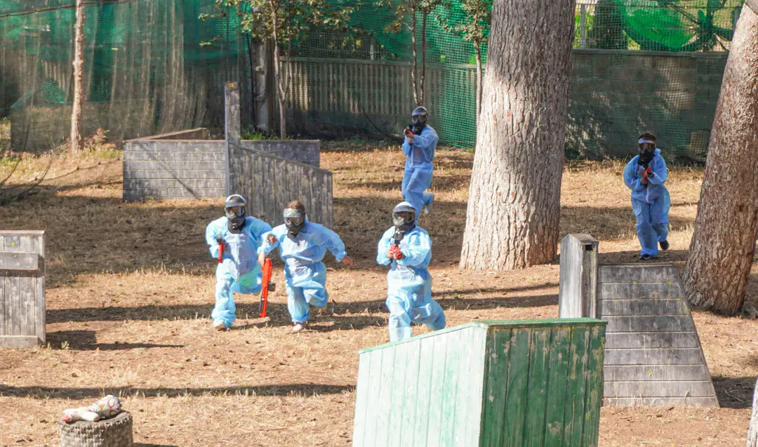 Enfants jouant au paintball sécurisé lors d’un anniversaire enfant à Bosc Aventura Salou