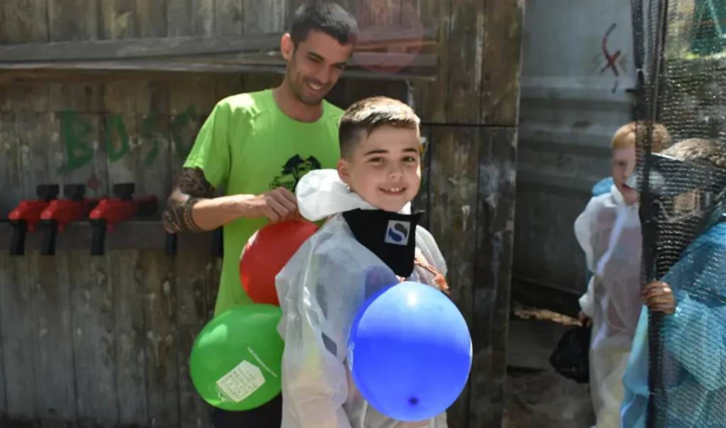 Enfants jouant au paintball adapté aux jeunes joueurs à Bosc Aventura Salou