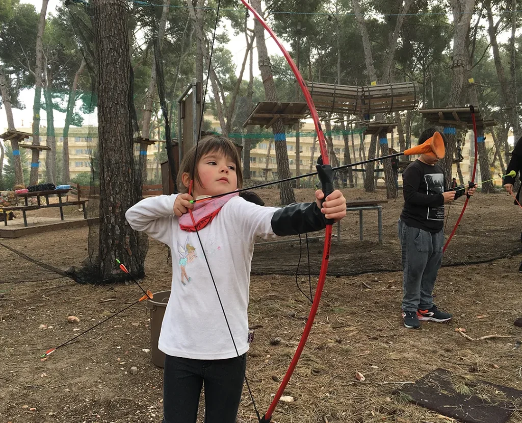 nen practicant tir amb arc a Bosc Aventura Salou