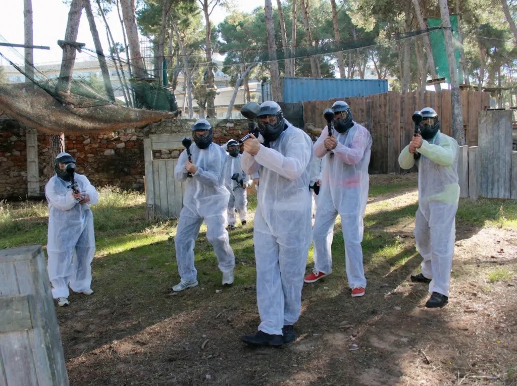 groupe jouant au paintball pour adultes à Salou