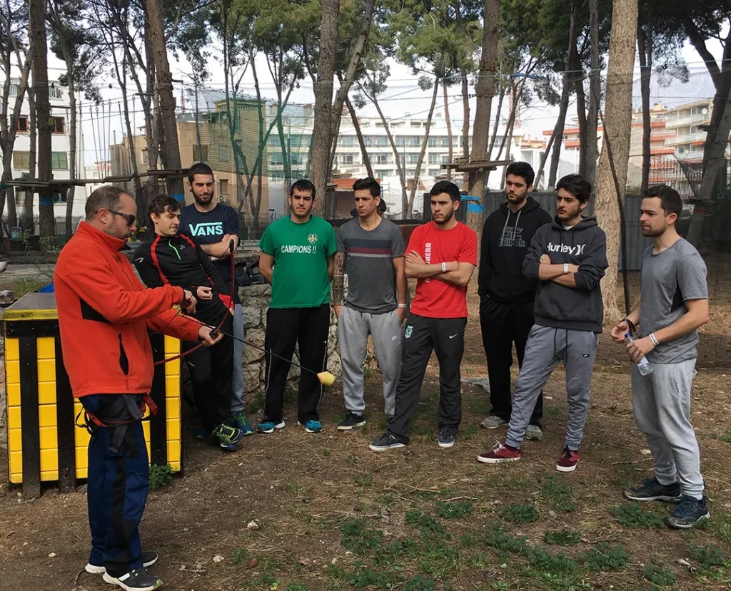 grupo participando en actividad de tiro con arco en Salou