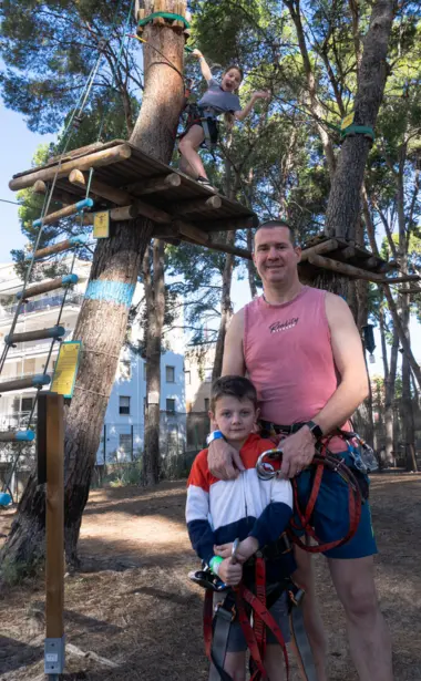 Pare i fill en un circuit d’aventura entre arbres a Bosc Aventura Salou a Salou