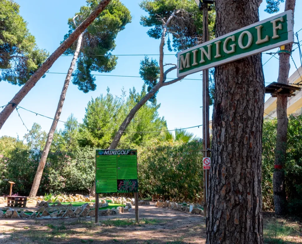 Mini golf entrance sign at Bosc Aventura Salou outdoor mini golf course