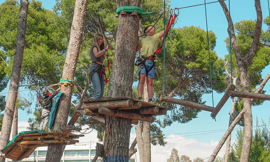 circuit tyrolienne dans les arbres a Bosc Aventura Salou