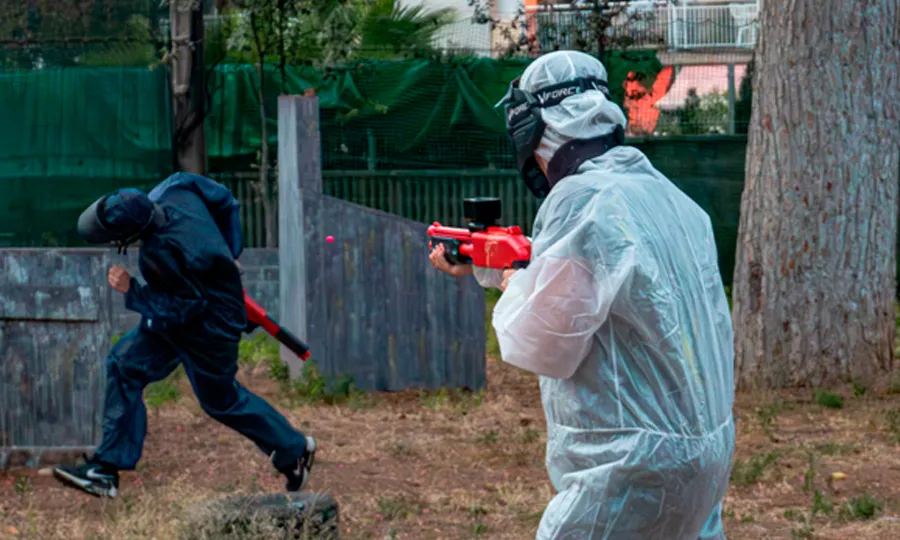 jugadors jugant una partida de paintball en grup a Salou