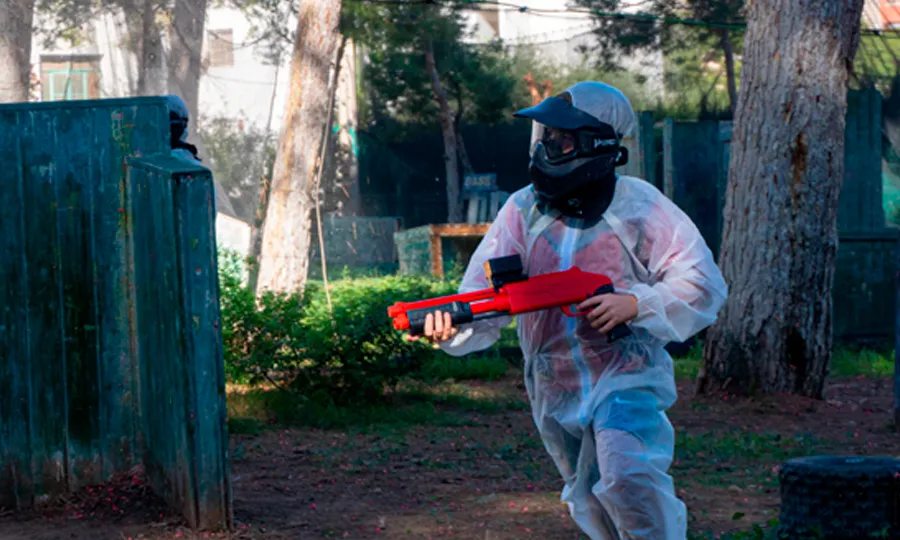 jugador de paintball en Salou en campo al aire libre