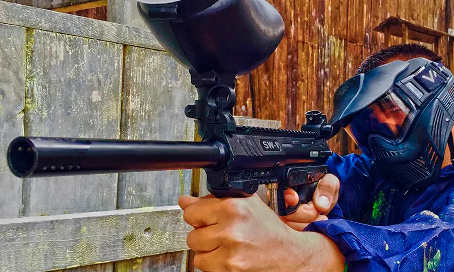 joueur prêt pour une partie de paintball à Salou