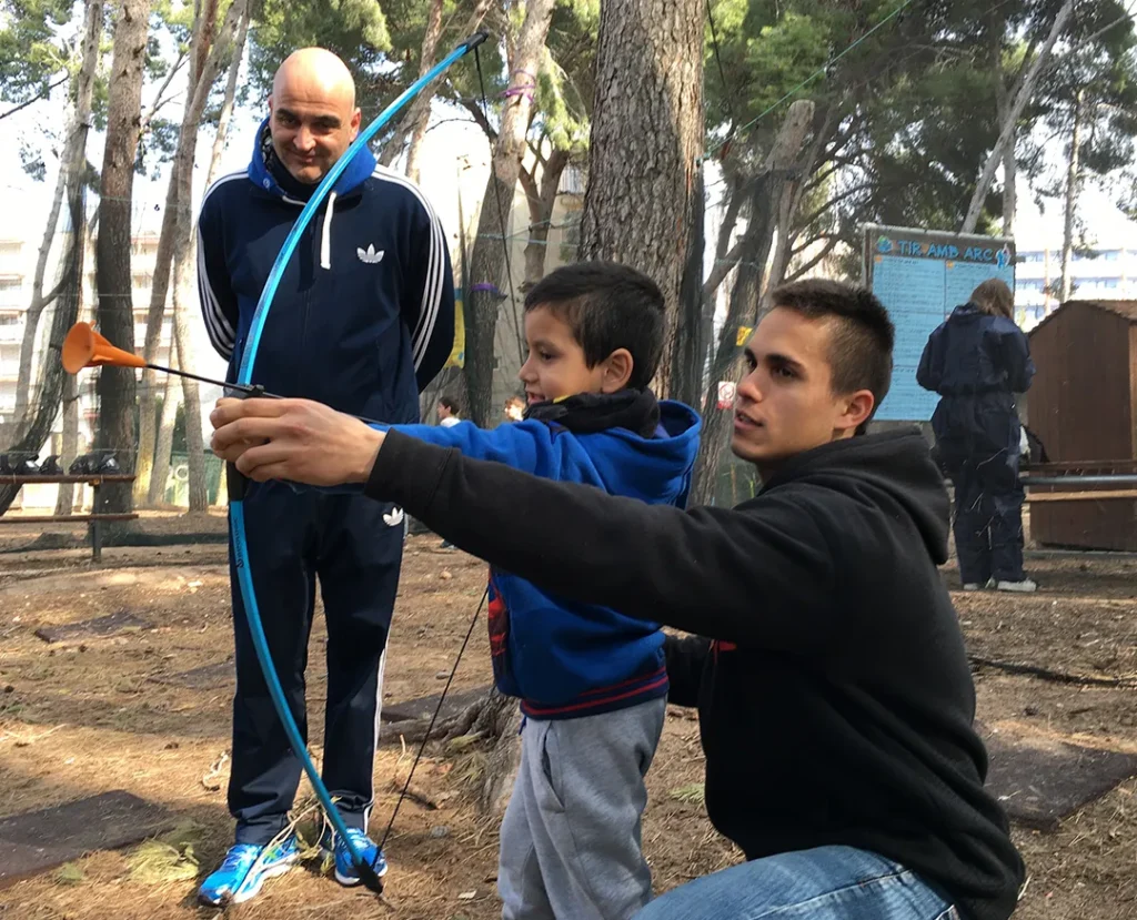 famille apprenant le tir a l arc avec un moniteur a Bosc Aventura Salou