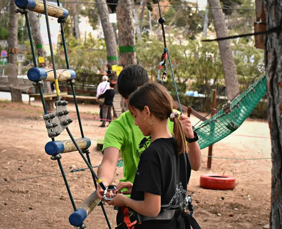 Students preparing for an adventure circuit during a school trip at Bosc Aventura Salou