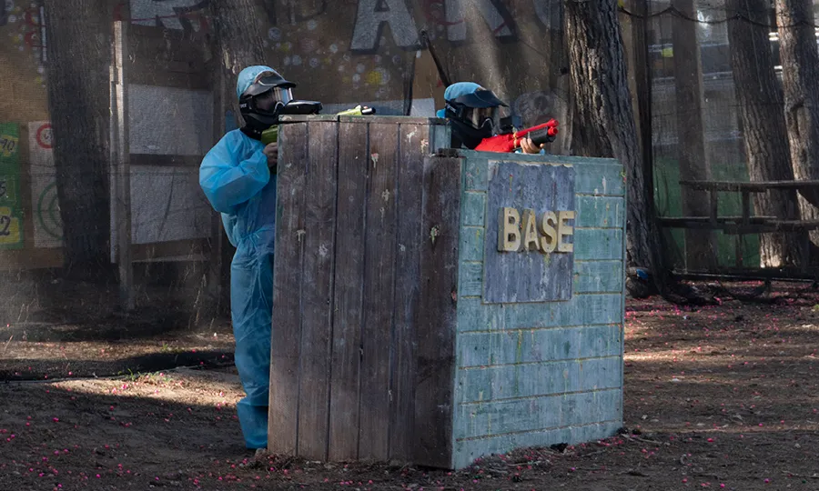 Joueur équipé pour une activité de paintball sécurisée à Bosc Aventura Salou à Salou