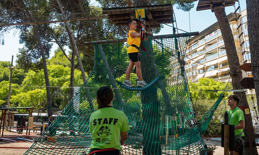 Students climbing an adventure circuit during a school trip at Bosc Aventura Salou