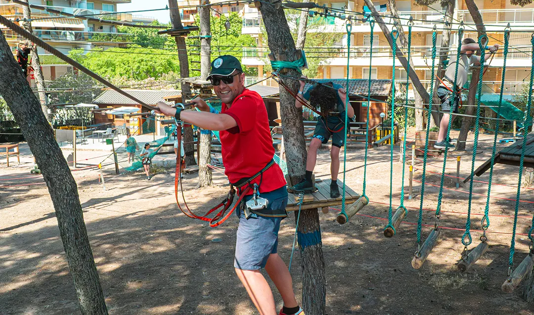 Grupo realizando actividad de team building en circuito de aventura en Bosc Aventura Salou