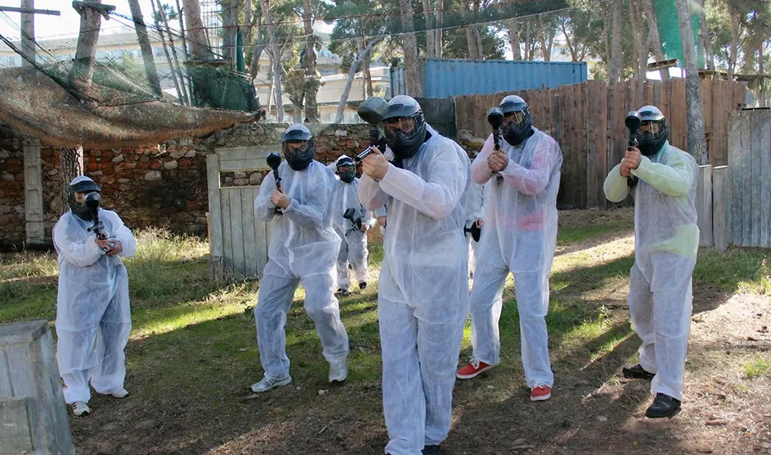 Actividad de paintball para empresas durante un team building en Bosc Aventura Salou