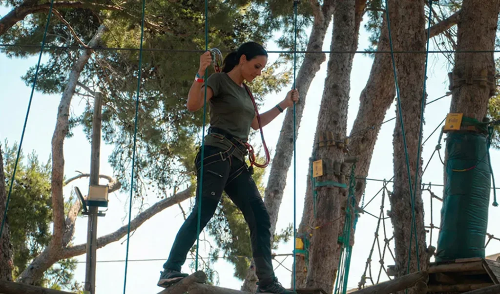 parcours de tyroliennes team building pour entreprises a Bosc Aventura Salou