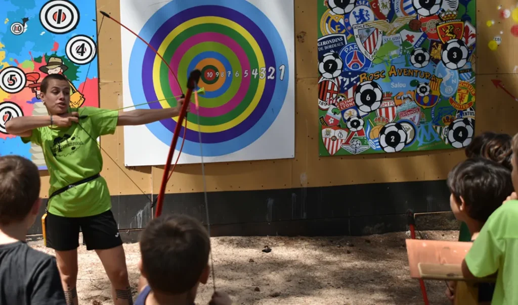 Niños practicando tiro con arco durante un cumpleaños infantil en Bosc Aventura Salou