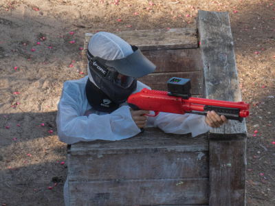 Jugador disparando en Paintball Soft en Bosc Aventura.